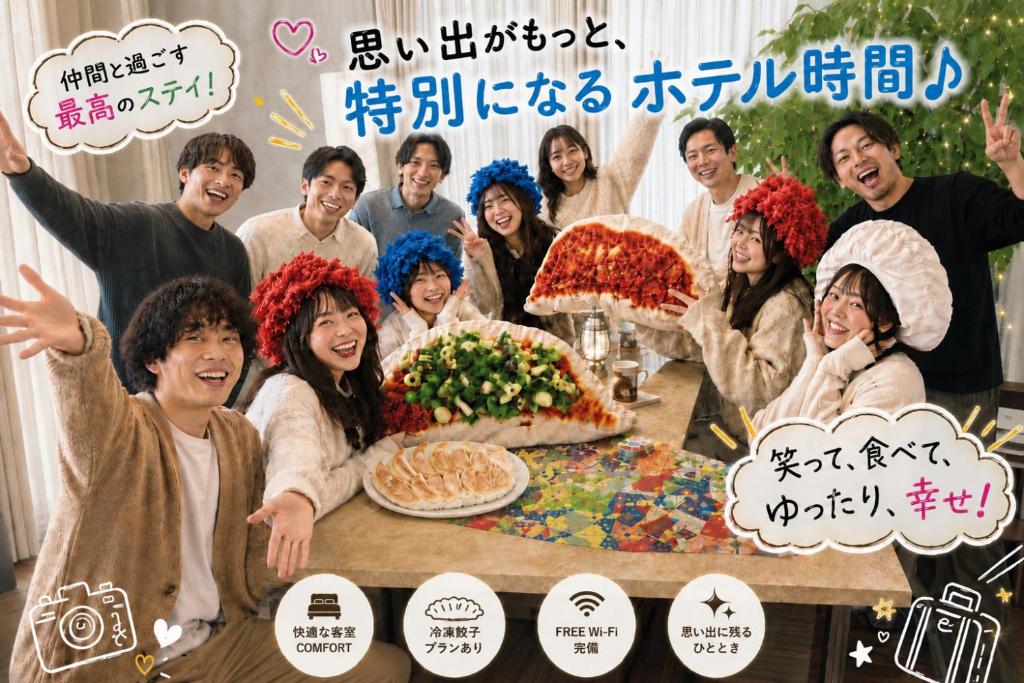 Eine Gruppe von Menschen posiert für ein Foto an einem Tisch in der Unterkunft Maria Hotel 宇都宮 in Utsunomiya