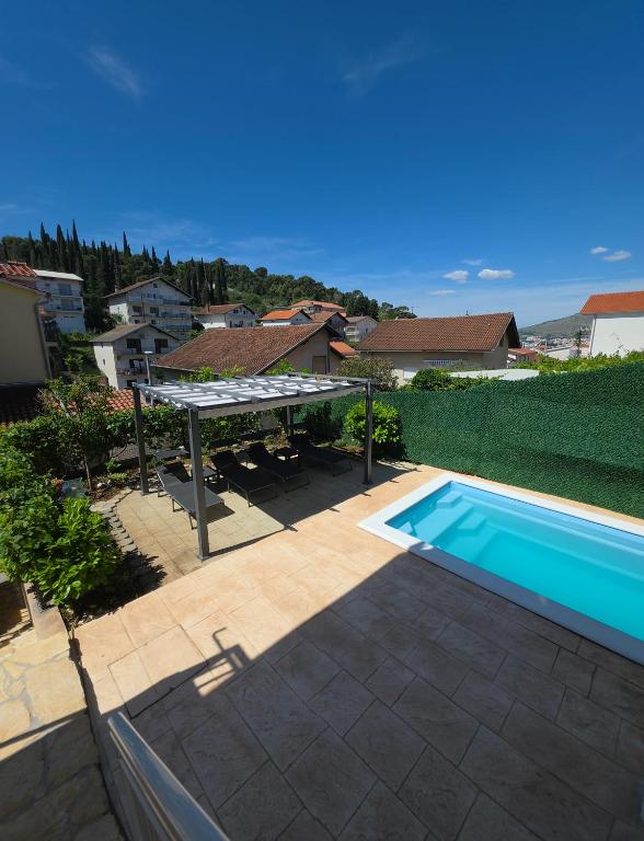 an overhead view of a swimming pool with a pergola at Beautiful Holiday Home "Villa Relax Oasis" in Trogir
