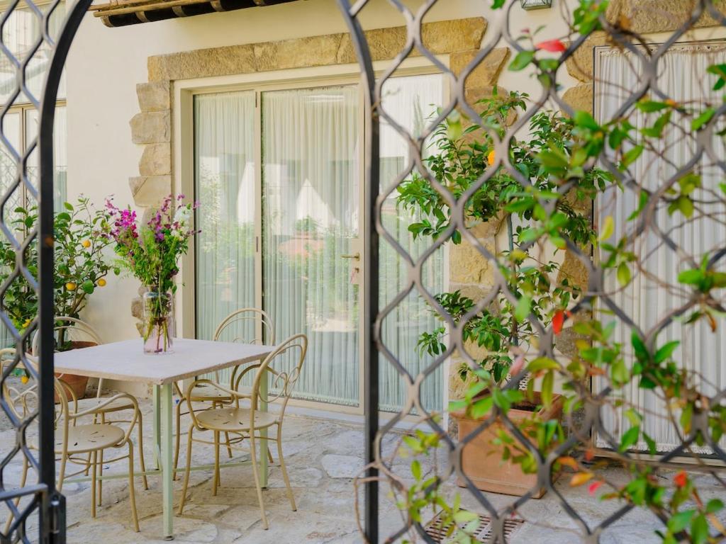 Chicco - Modern Two-Bedroom in a Green Courtyard