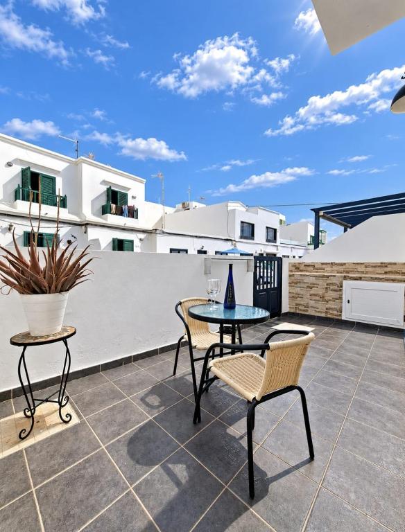 a patio with a table and chairs on a roof at APARTAMENTO SOL PLAYA in Punta Mujeres