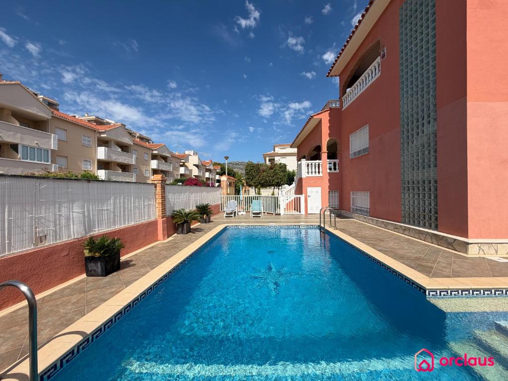 a swimming pool in front of a building at Udeville in Oropesa del Mar