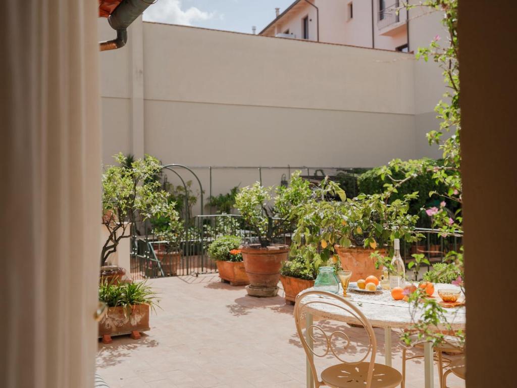 Clara - Terrace Apartment Among Lemon Trees