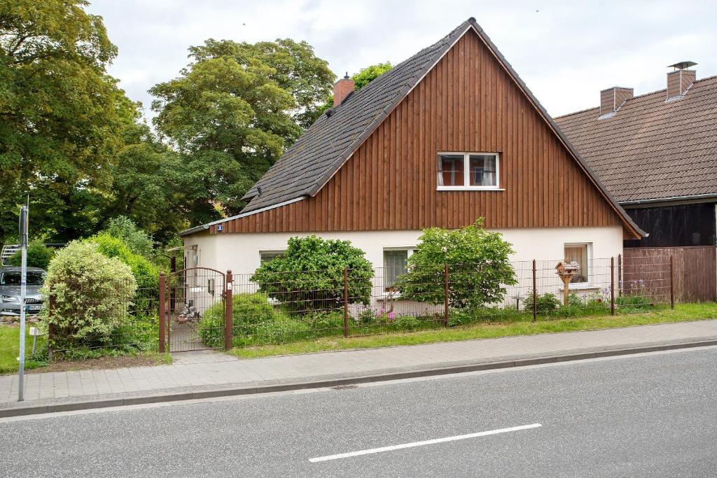 a house on the side of a street at Ferienwohnung Hundefreundlich 70 qm in Barth