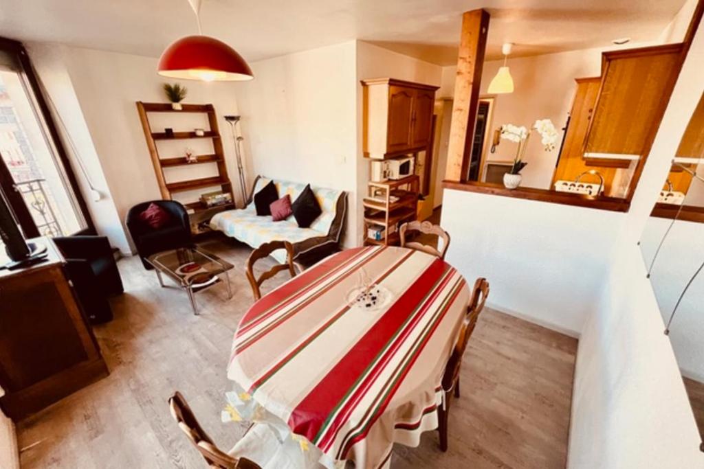 Warm stay close to the slopes and the lake!