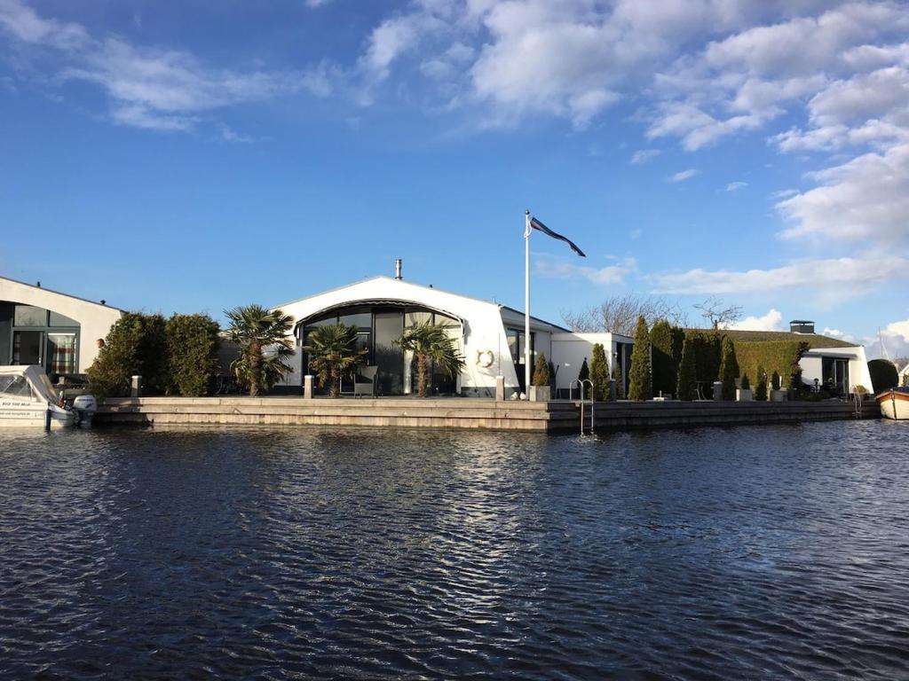 a building on the side of a body of water at Bellevue Nr 123 - Lemmer in Lemmer