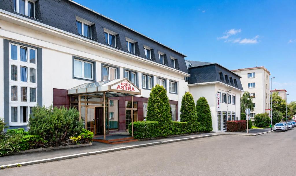 ein Hotel mit einem Aania-Schild vor einem Gebäude in der Unterkunft Hotel Astra in Prag