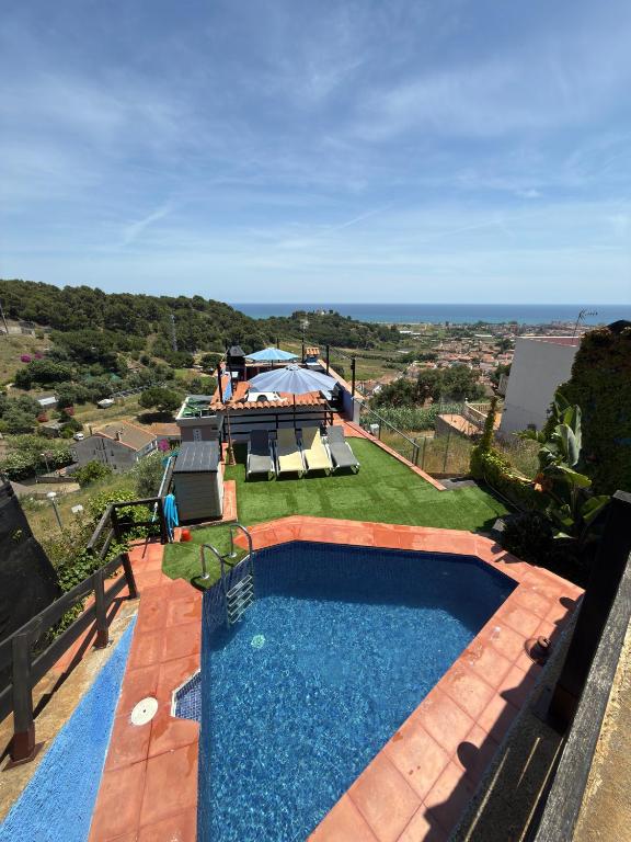 a swimming pool on top of a house at Casa Marvista - piscina, barbacoa y vistas al mar in Pineda de Mar