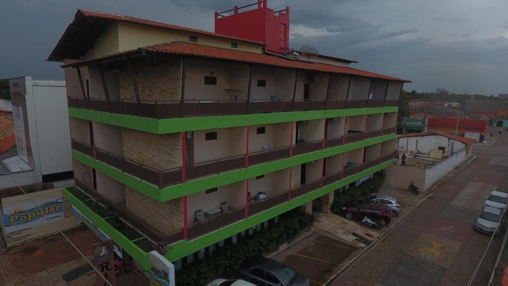 a building with a red and green at Apartamento Rio Preguiças in Barreirinhas