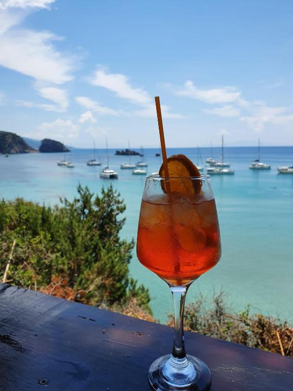 un drink seduti a un tavolo con vista sull'oceano di Bei Konstantinos a Mesopótamon