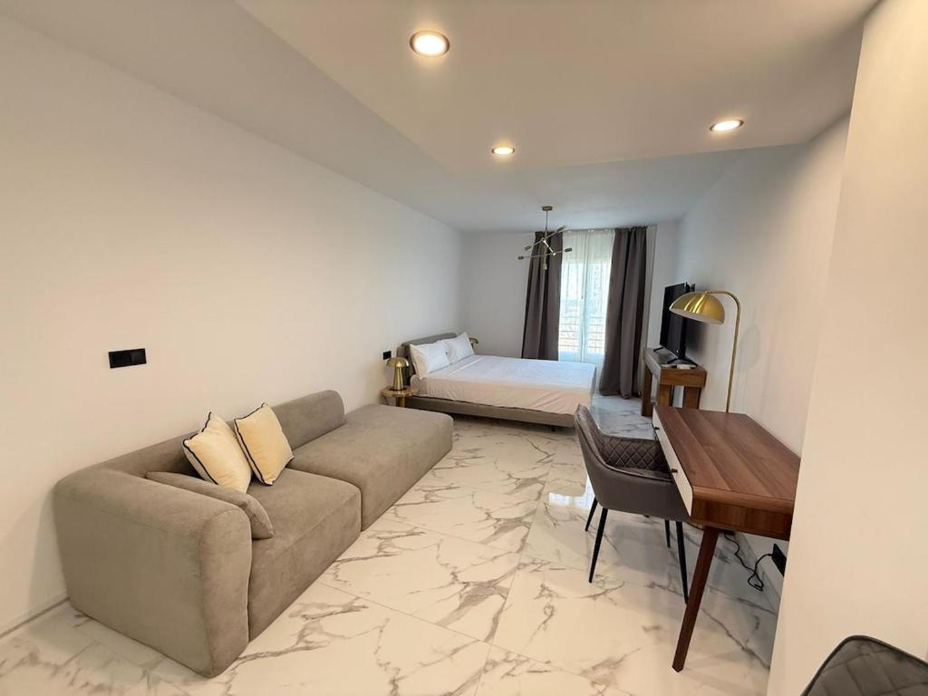 Elegant room in Alicante - AC, Wifi & Comfort