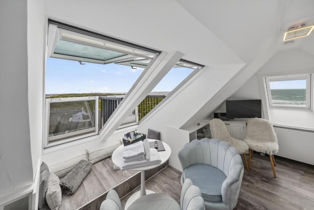 a living room with a view of the ocean at Gurtdeel 1000 Sterne-Suite in Hörnum