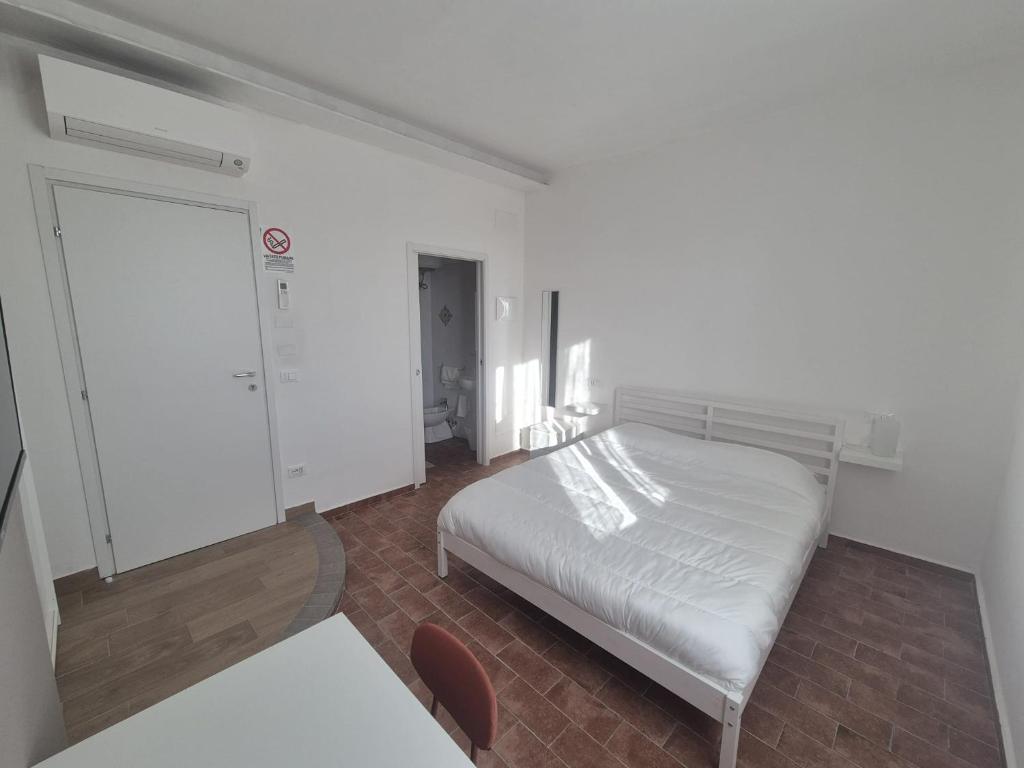 a bedroom with a white bed in a room at Affittacamere Le Fontane in Altopascio