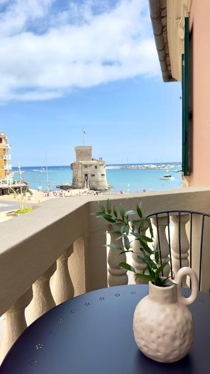 a vase sitting on a table with a view of the beach at Hotel Fernanda in Rapallo