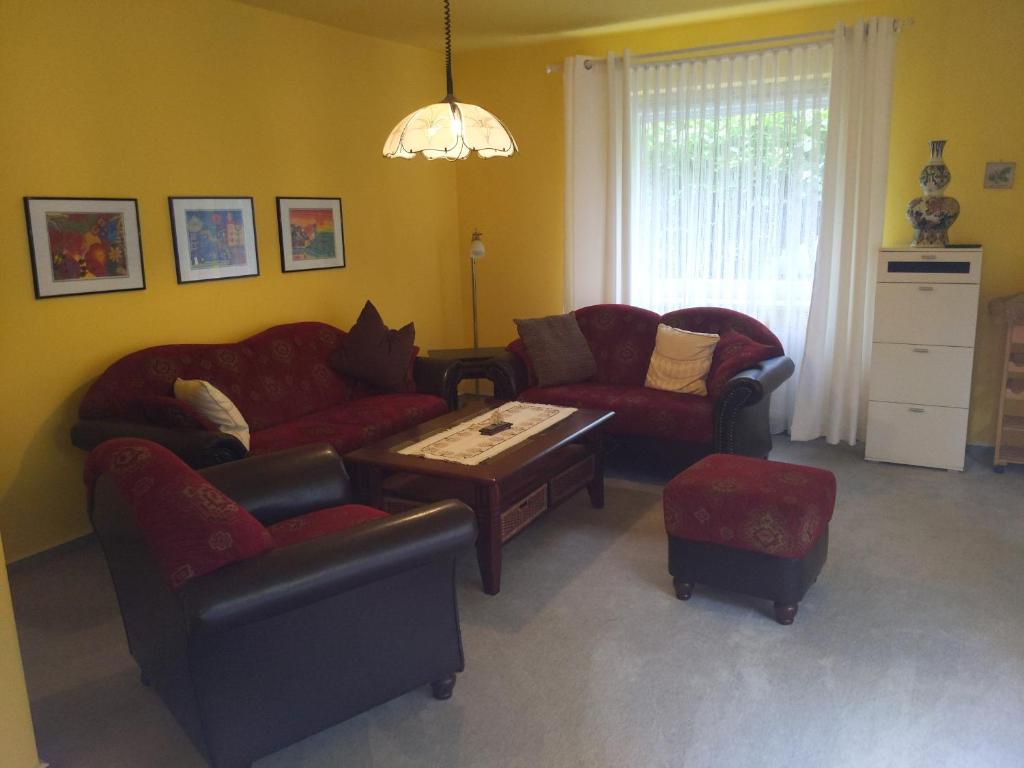 ein Wohnzimmer mit zwei Sofas und einem Couchtisch in der Unterkunft Renova13 in Süderbrarup