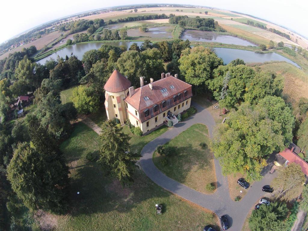 オレシニツァにあるZamek Dobraの屋根付きの大きな建物の空中風景