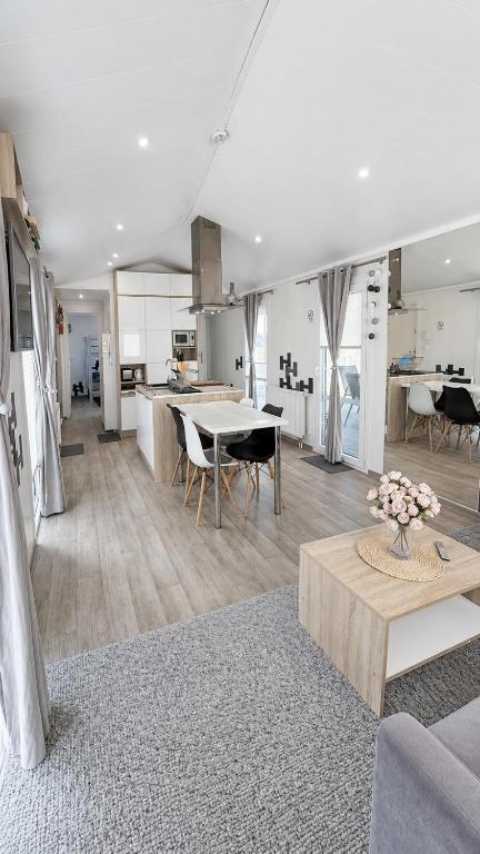 a living room with a table and a kitchen at Domeček u Prahy in Nupaky