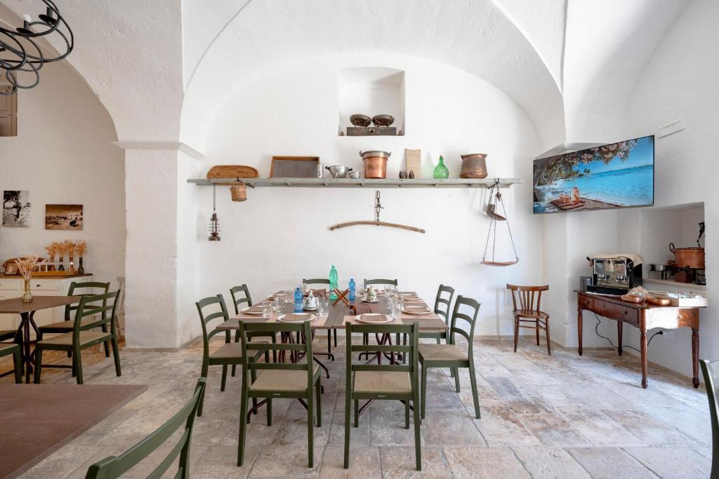 a dining room with a table and chairs at Masseria Lamapecora in Faccia di Trippa