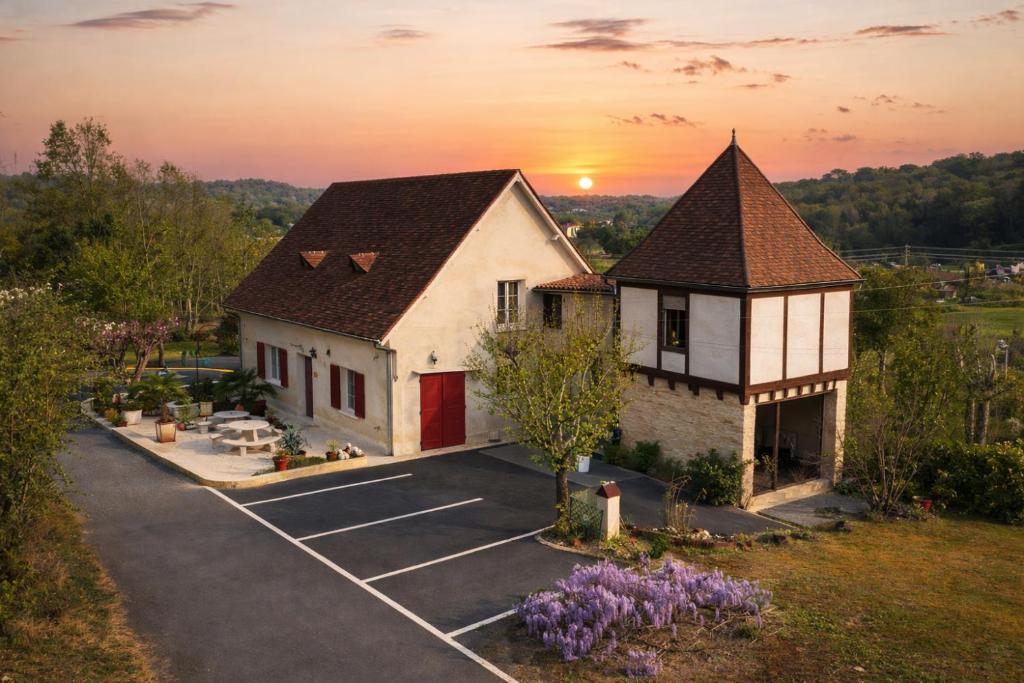 an aerial view of a house with a parking lot at La Bayardine in Sarlat-la-Canéda