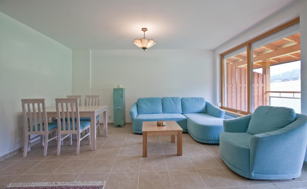 ザコパネにあるViva Maria Harmoniaのリビングルーム(青いソファ、椅子、テーブル付)