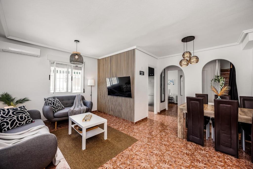 Sunny 3-Bedroom House with Pool and Rooftop Terrace