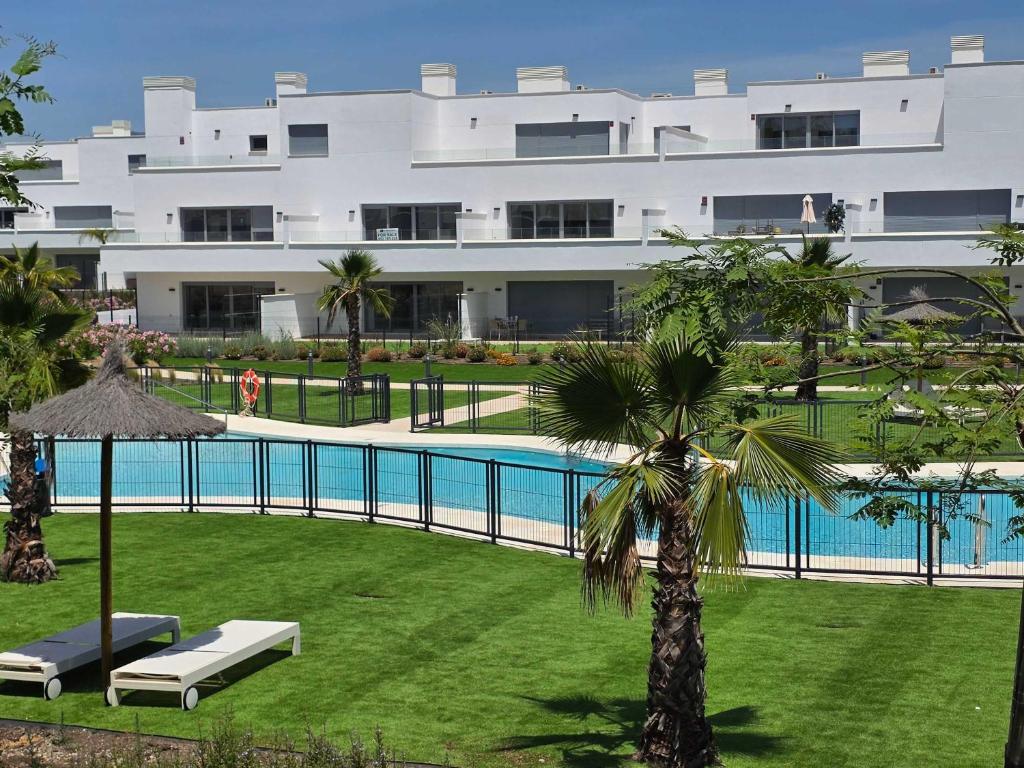 Pool - 3 min to Beach - FREE Parking - Fenced Yard