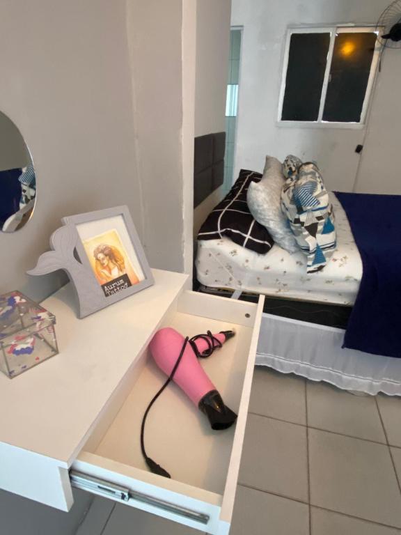 a room with two bunk beds and a desk with a pink high heels at FLAT ZONA NORTE NATAL PRÓX PRAIA GENIPABU ou shopping partage in Natal