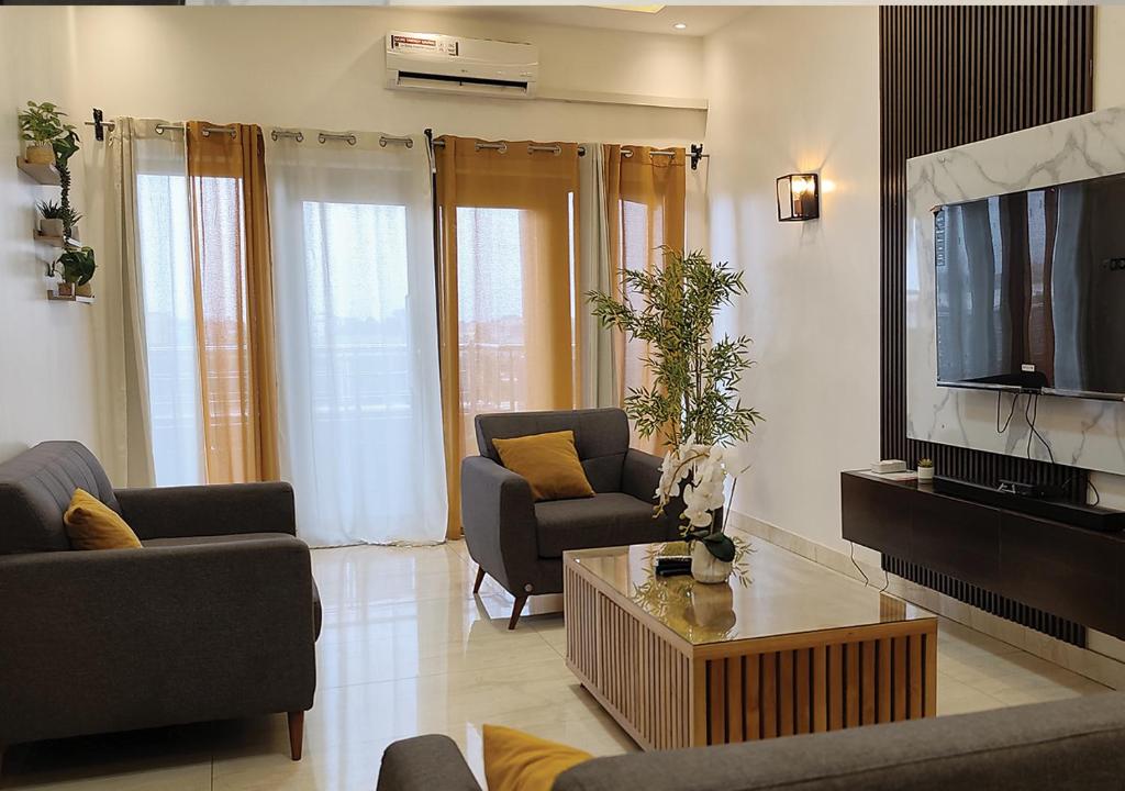 a living room with two couches and a tv at Appartement de Deux chambres Salon à Ouando - SKYFORCE Bénin in Porto-Novo