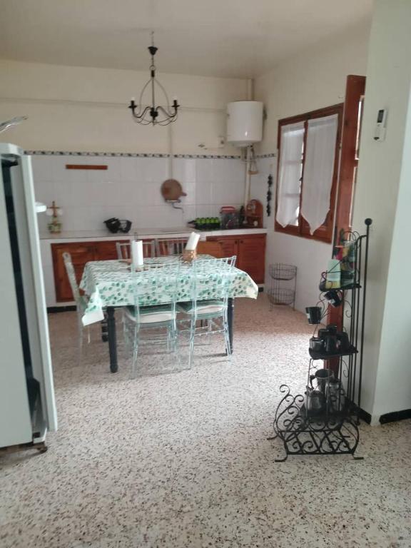 a kitchen with a table and chairs in a room at Résidence EPLF SAKET BÉJAÏA in Bejaïa