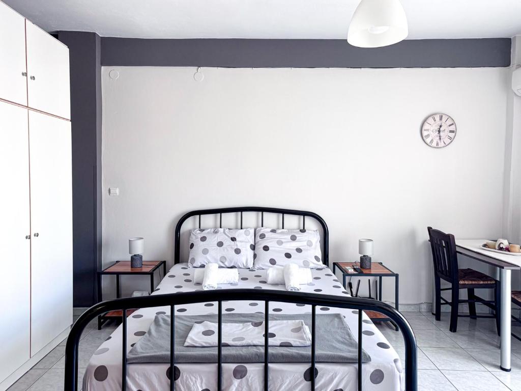 ein Schlafzimmer mit einem schwarzen Bett und einem Tisch in der Unterkunft Martheo Studios 2 in Mytilini