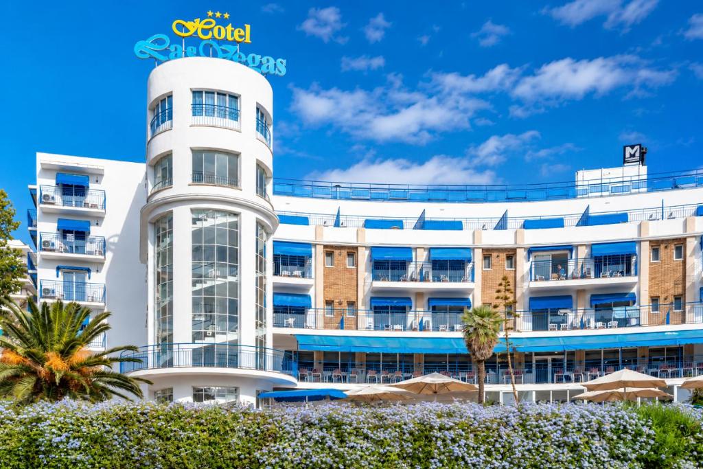 an external view of the hotel windsor apartments at Hotel Las Vegas in Calella