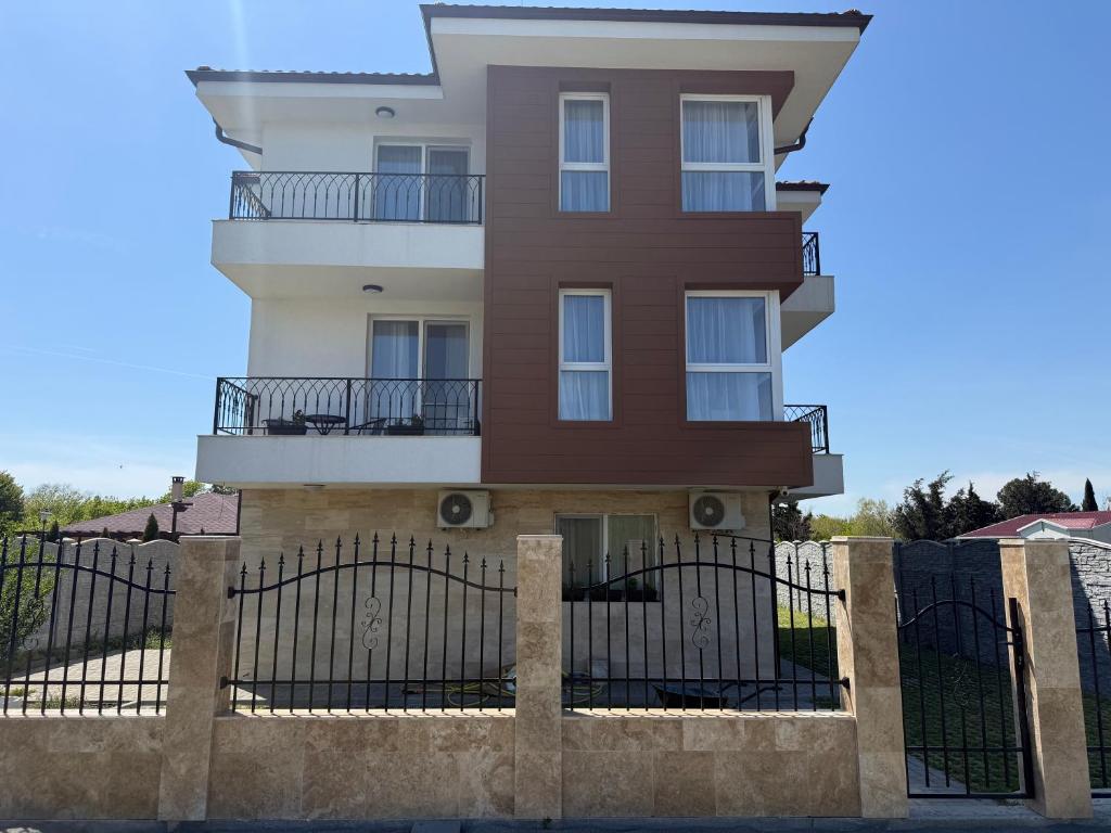 a house with a fence in front of it at Къща Грийн Хаус in Chernomorets