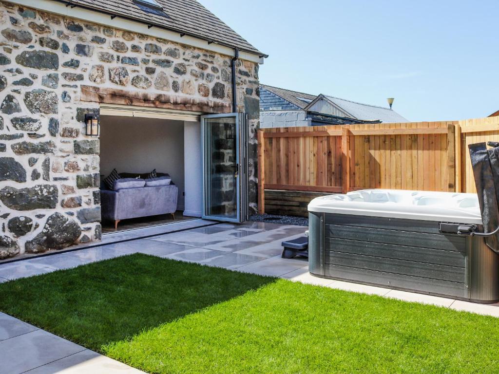 a backyard with a bath tub in a yard at Erddyn - Uk48860 in Llanddwywe