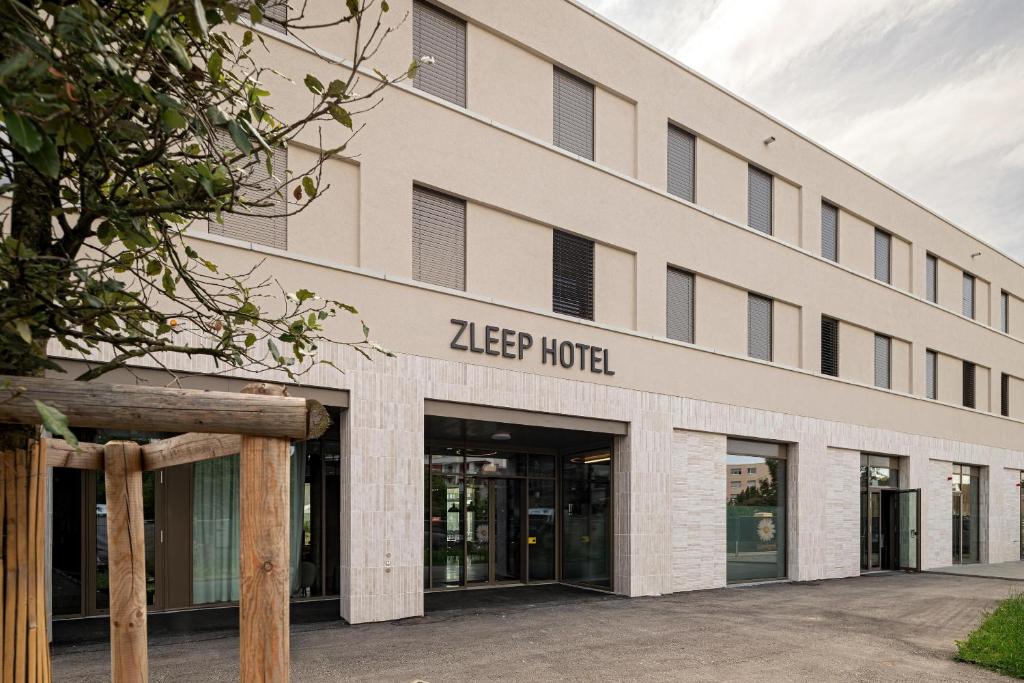 an office building with the zetter hotel at Zleep Hotel Lausanne-Chavannes in Lausanne