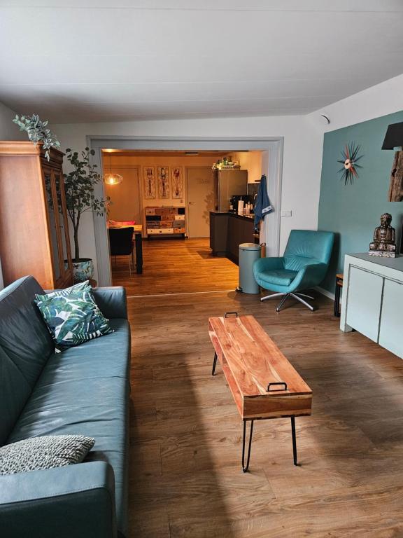 ein Wohnzimmer mit Sofa und Couchtisch in der Unterkunft SecondHandRose in Sprang-Capelle