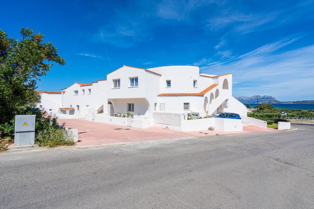 Exclusive White Residence - With Pool - Sea View
