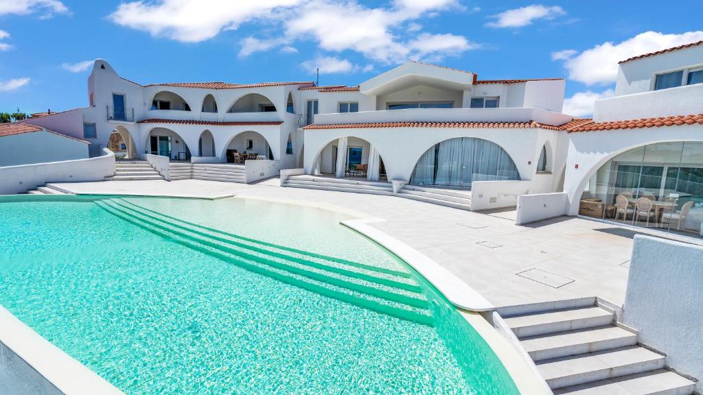 Exclusive White Residence - With Pool - Sea View