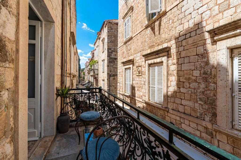 a balcony in an alleyway between buildings at Villa Ofellia in Dubrovnik