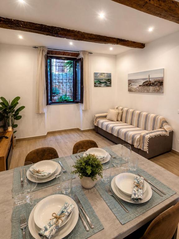 a living room with a table and a couch at Dimora Febo in Centro Storico in Piombino