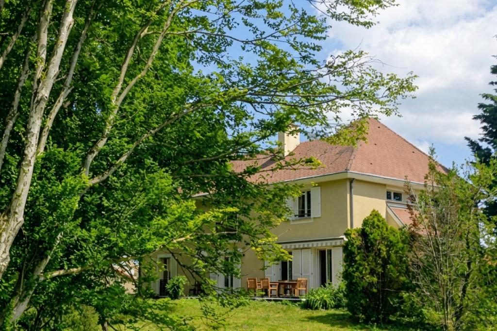 an exterior view of a house with trees at Vaste et confortable maison à la campagne in Villotte-sur-Aire