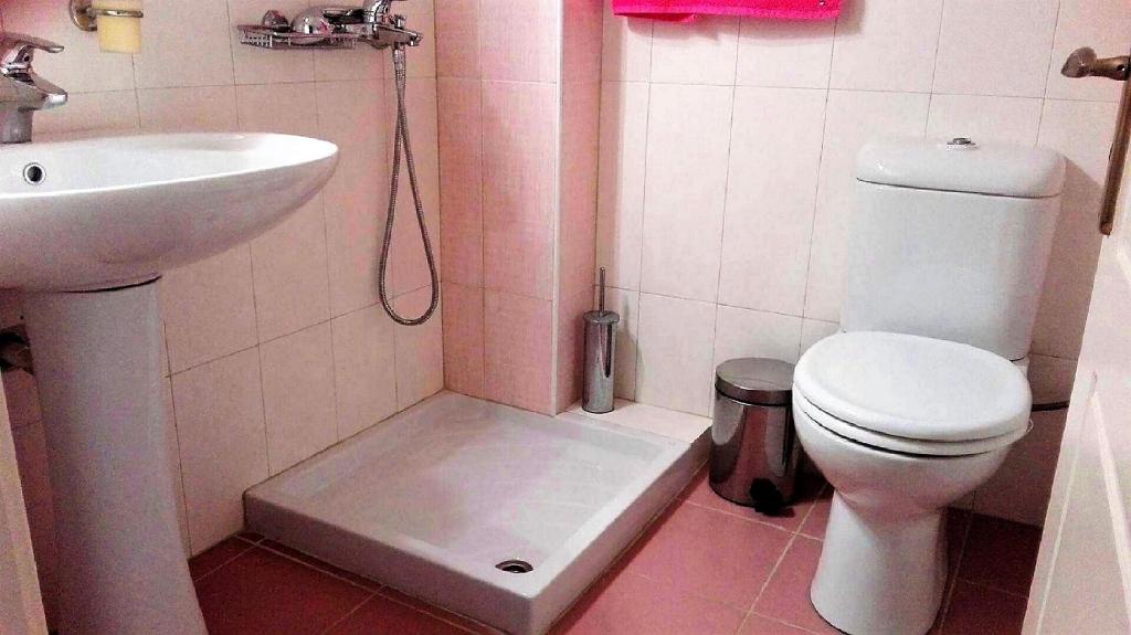 małą łazienkę z toaletą i umywalką w obiekcie Sea Breeze Apartment w mieście Korakokhórion