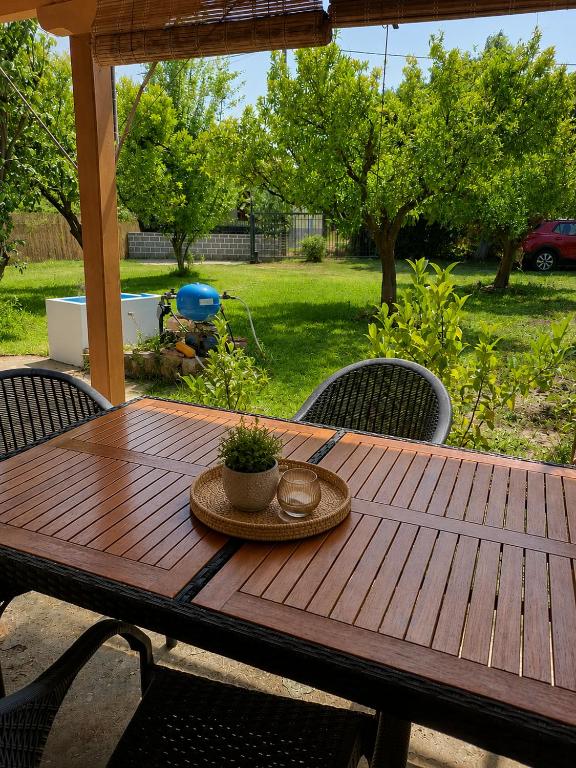 ein Holztisch mit einem Hut darauf in der Unterkunft SOFIAS APARTMENTS in LESVOS in Gera