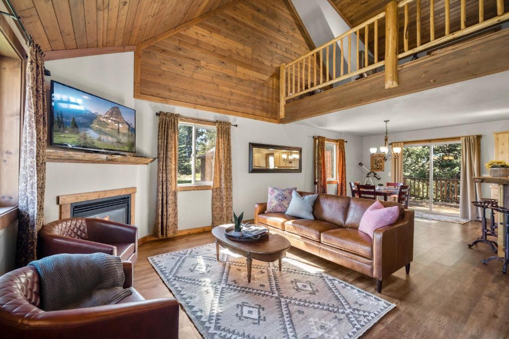 a living room with a couch and a table at Glacier River Ranch - Flathead in Columbia Falls