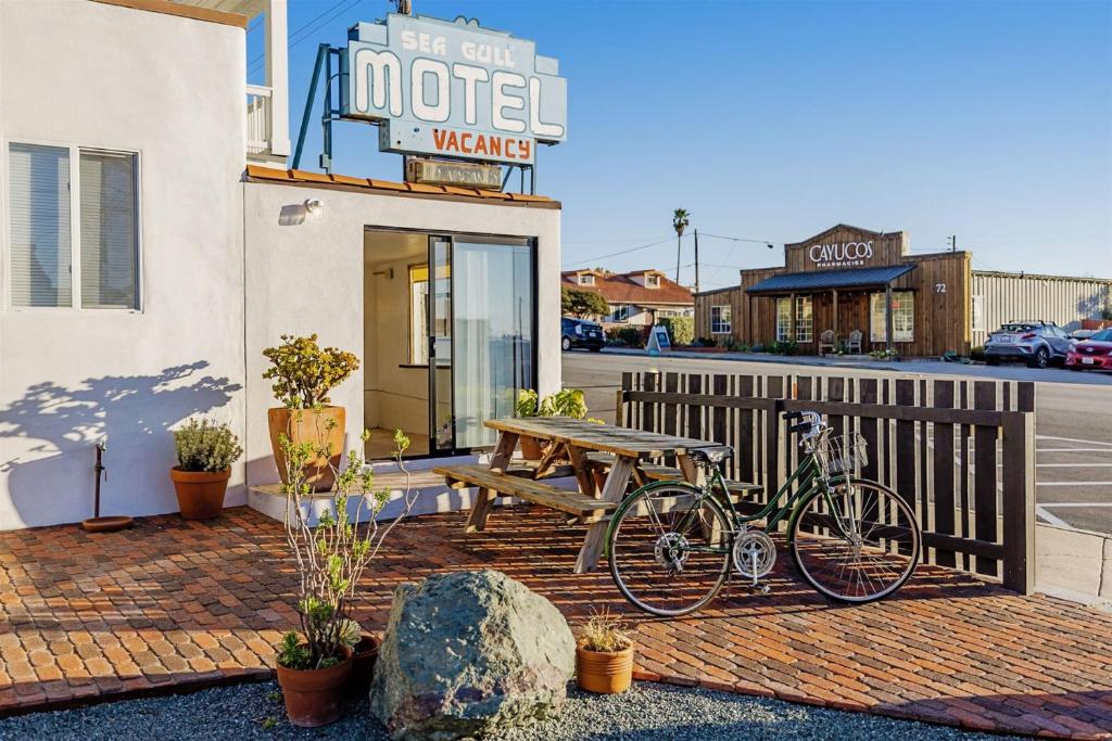 a bike parked next to a picnic table outside of a motel at Sea Gull Queen Suite in Cayucos