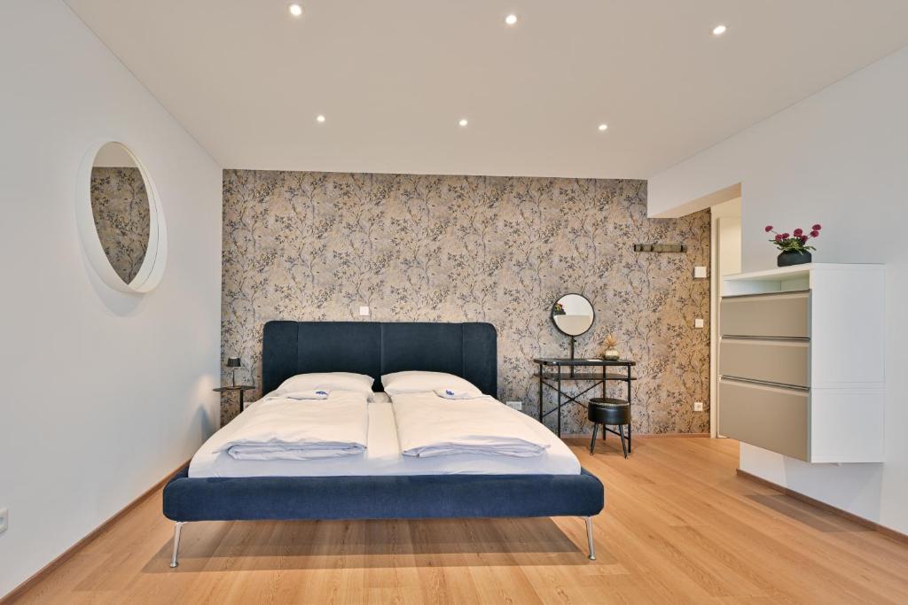 ein Schlafzimmer mit einem großen Bett in einem Zimmer in der Unterkunft Soley70 in Neumarkt in der Oberpfalz
