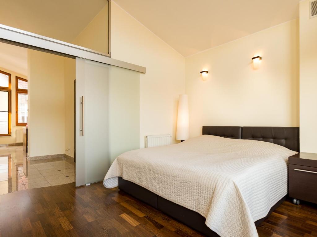 Postel nebo postele na pokoji v ubytování Sopocki Dwór Apartments
