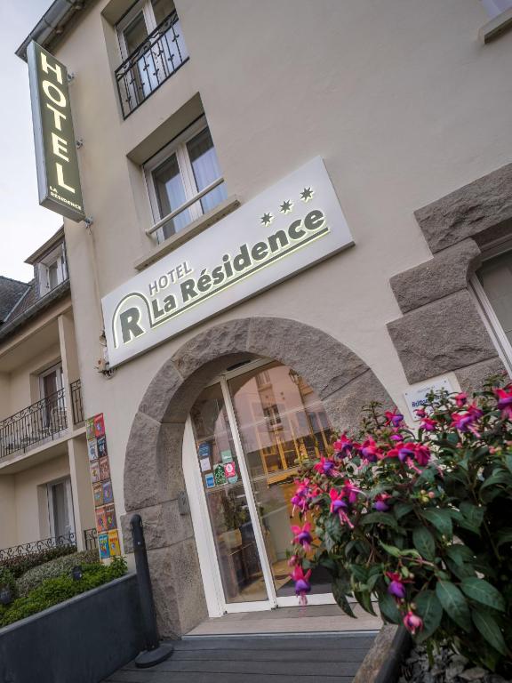 a building with a sign that reads hotel alliance at Hôtel La Résidence in Roscoff