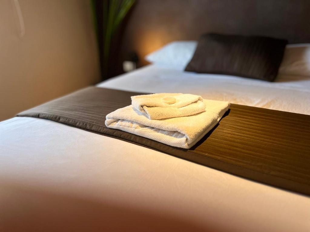 a pair of towels sitting on top of a bed at MOKA HOUSE in Santo Domingo