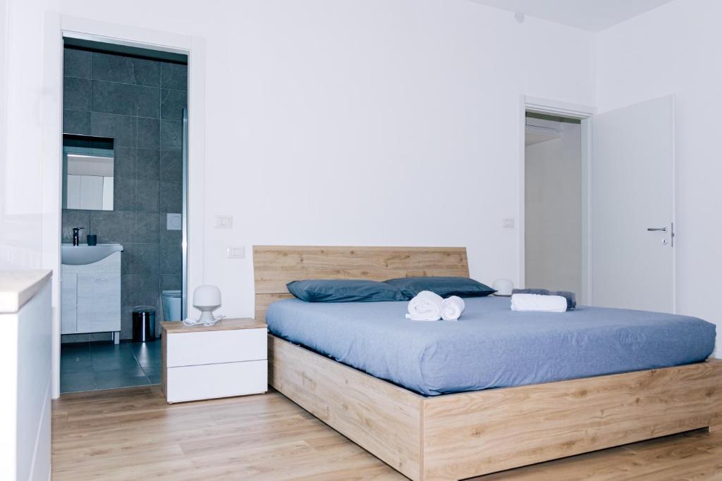a bedroom with a bed with two towels on it at Villa SOL Lago di Endine in Ranzanico