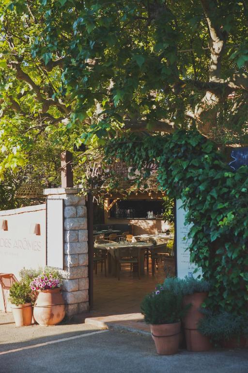 an entrance to a restaurant with potted plants at LE CLOS DES ARÔMES in Cassis