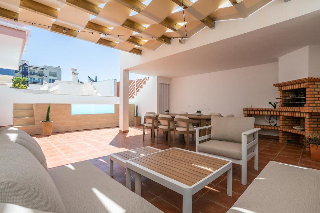 Villa Pegada with Sea View, Pool & Gym